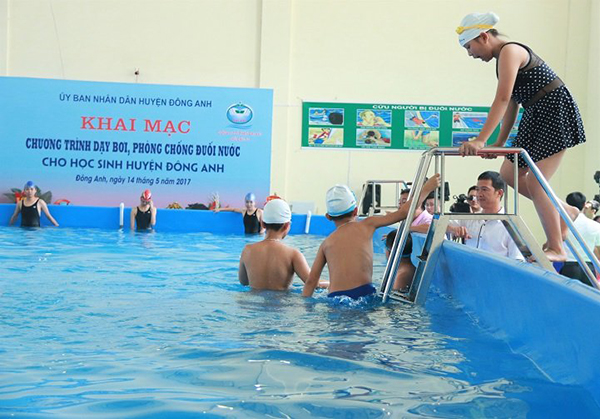 be-boi-bat-dong-anh-1 Chương trình chống đuối nước cho học sinh huyện Đông Anh