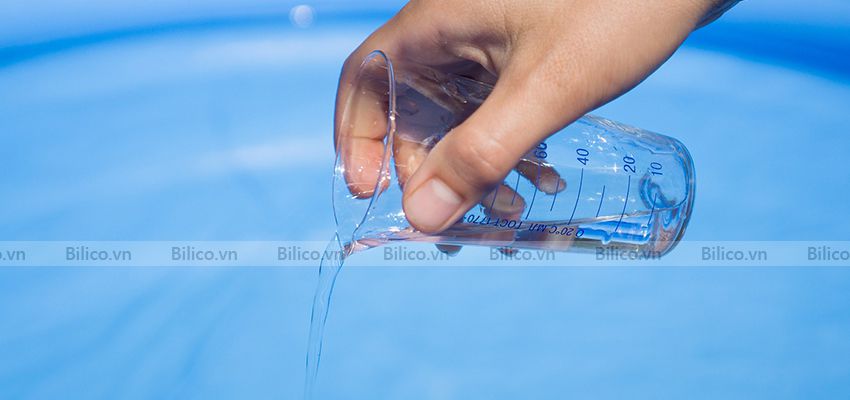 Cho hóa chất xử lý nước bể bơi PAC Ấn Độ vào nước