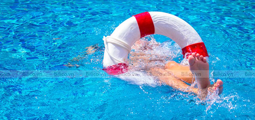 Hình ảnh phao cứu hộ bể bơi bằng xốp tại hồ bơi