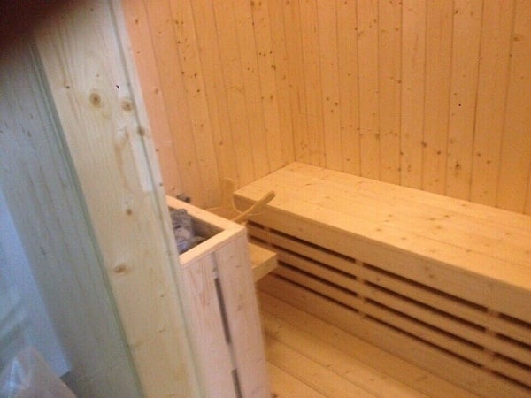 phong-xong-hoi-kho-co-chu-lien-thi-3-min Đá sauna trong phòng xông
