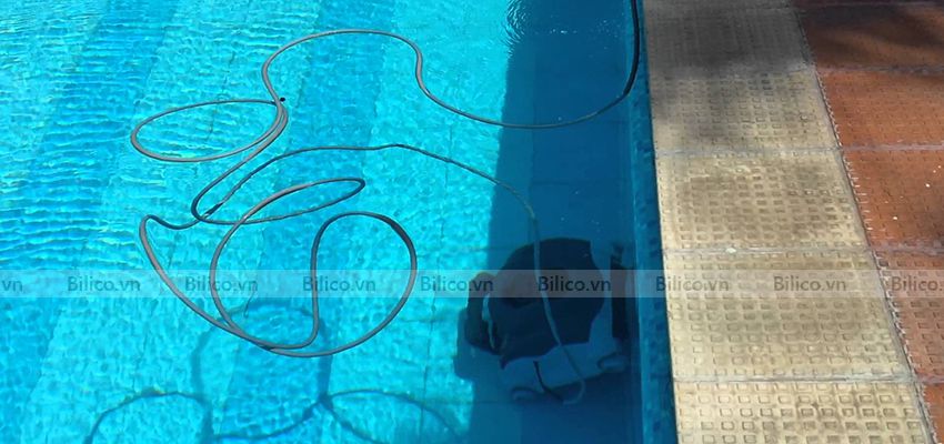 Hình ảnh robot Atlantics Evo Kripsol dọn vệ sinh bể bơi
