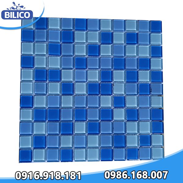 Mẫu gạch mosaic màu xanh dương sử dụng lắp đặt cho bể bơi chị Thủy