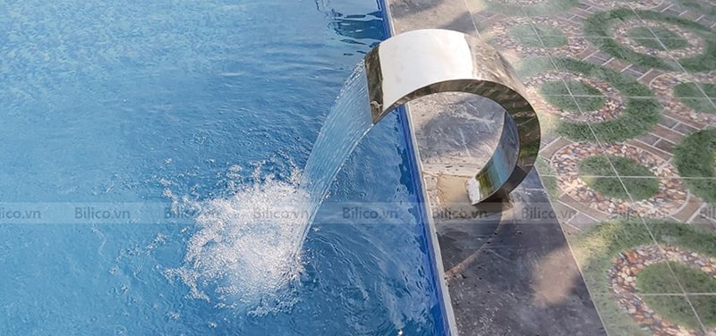 Lắp đặt thác nước cong Emaux EM4417 tại bể bơi