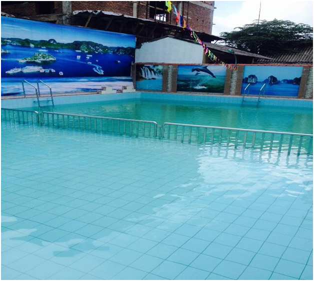 Bể bơi gồm 2 khu vực: dành cho trẻ em có chiều sâu từ 0,45- 0,9m; người lớn từ 1,1-1,75m