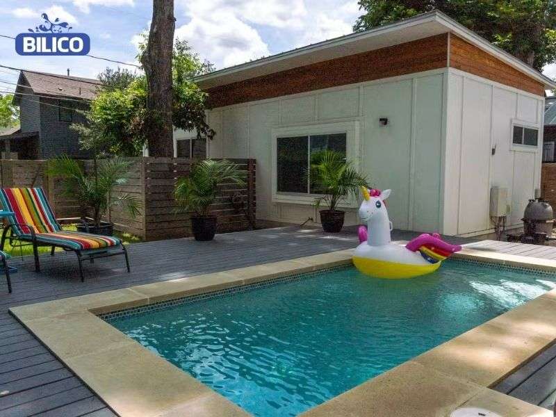 Hồ bơi mini đặt trong khuôn viên đơn giản nhưng phù hợp với mọi gia đình