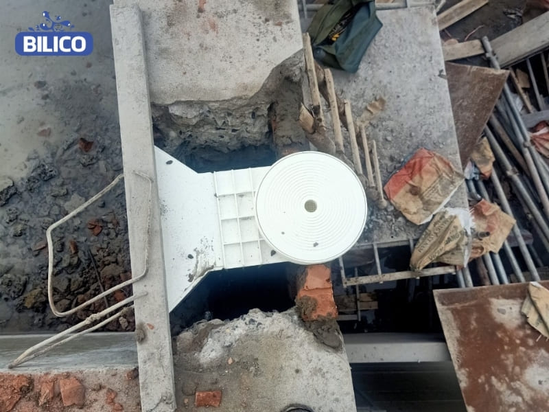 một số hình ảnh trong quá trình đục bê tông chôn skimmer