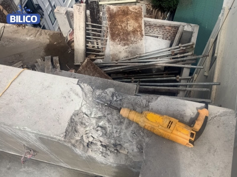 một số hình ảnh trong quá trình đục bê tông chôn skimmer