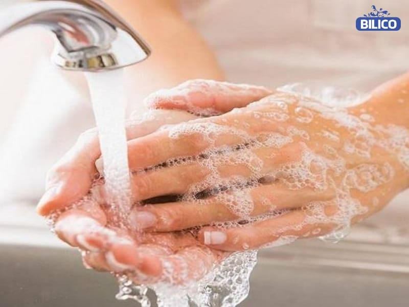 Rửa tay sau khi sử dụng hóa chất