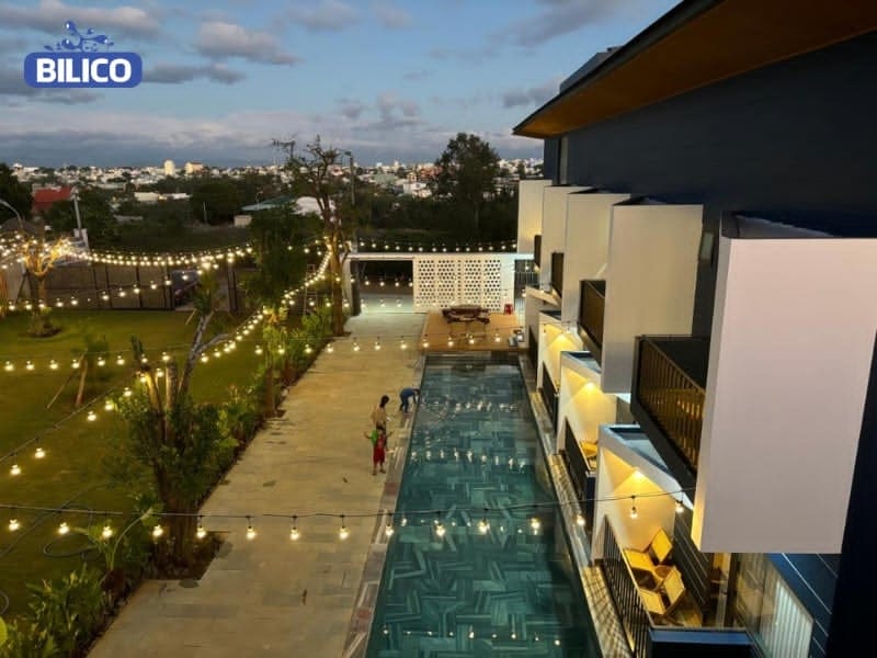 Bể bơi ở Plei Brêng cho RiWin Hotel Pleiku.jpg Bể bơi ở Plei Brêng cho RiWin Hotel Pleiku.jpg