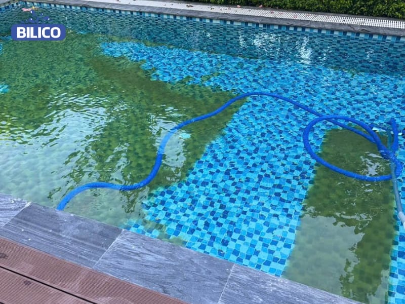 Bể bơi trong quá trình vệ sinh làm sạch Bể bơi trong quá trình vệ sinh làm sạch