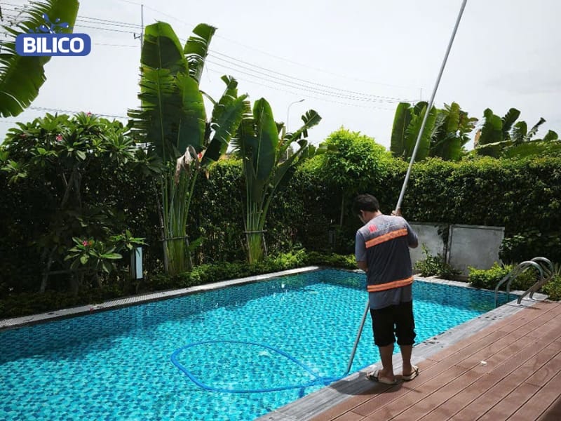 Chuyên viên đang làm sạch bể bơi Chuyên viên đang làm sạch bể bơi